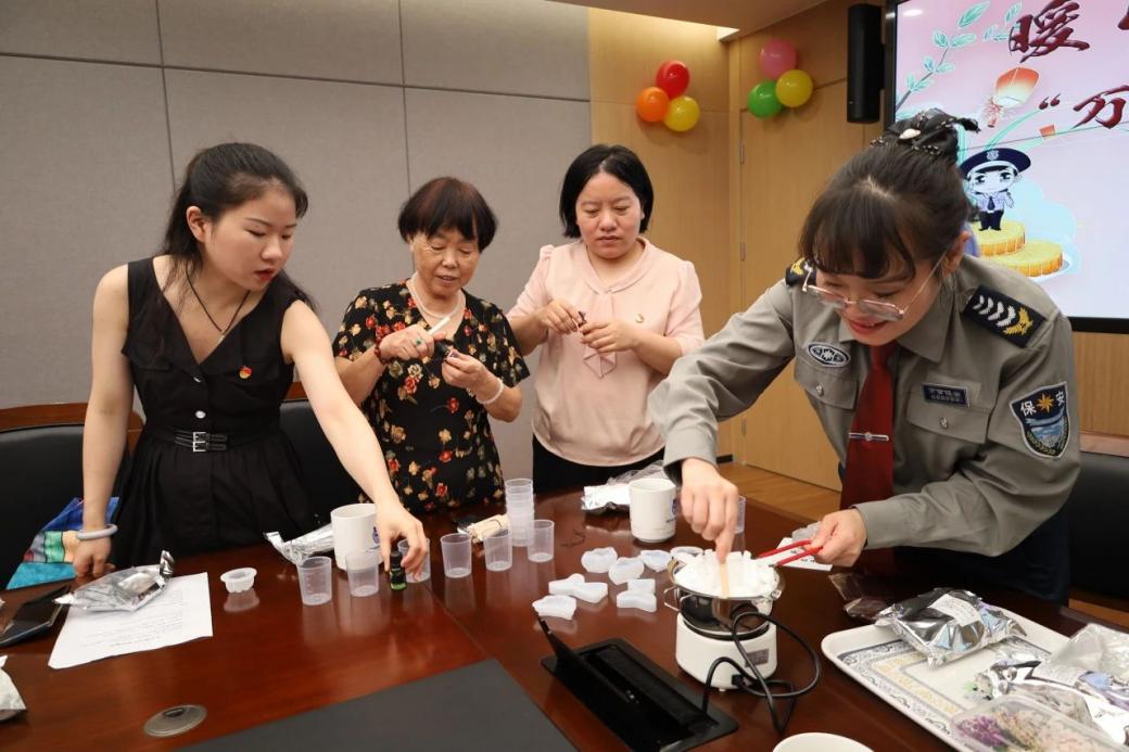 C:/Users/Administrator/Desktop/暖心相伴迎中秋 南京市保安服務(wù)有限公司開展“萬人看保安”中秋節(jié)系列活動/8.jpg8